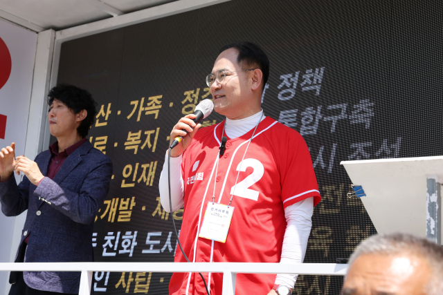 국민의힘 최기영 봉화군수 후보가 봉화버스터미널 앞에서 대규모 출정식을 열고 세 결집에 나섰다. 최기영 후보 사무소 제공