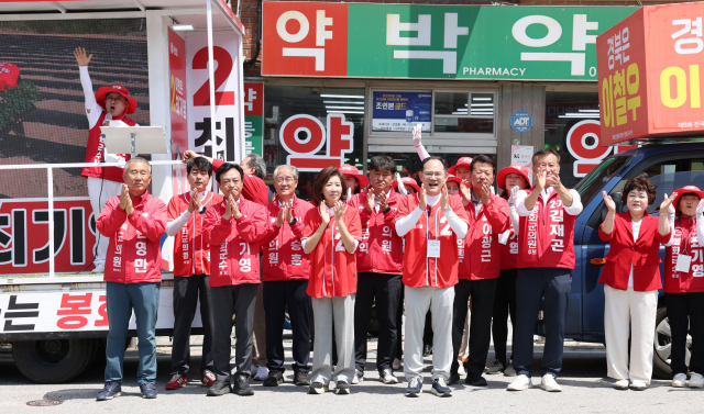 국민의힘 최기영 봉화군수 후보가 봉화버스터미널 앞에서 대규모 출정식을 열고 세 결집에 나섰다. 최기영 후보 사무소 제공