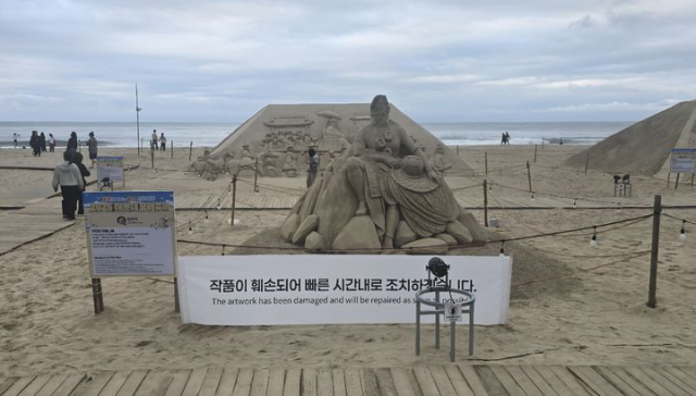 통제선 넘어가 목발로 '퍽'…해운대 모래 작품 훼손한 70대 