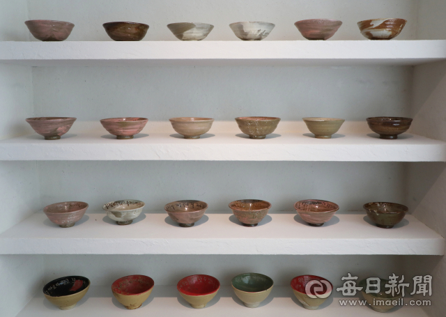 문학관 한켠에 정호승 시인이 직접 시구를 새긴 막사발이 전시돼 있다. 2008년 김용문 막사발 장인과 함께 연 시·도자전의 결실로, 밥과 국을 담던 우리 민족의 그릇에 시의 언어를 입혔다. 정운철 기자 woon@imaeil.com