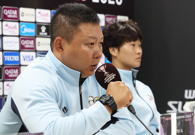 22일 경기도 수원종합운동장에서 열린 아시아축구연맹(AFC) 여자 챔피언스리그(AWCL) 결승 기자회견에서 내고향여자축구단 리유일 감독이 취재진 질문에 답하고 있다. 연합뉴스