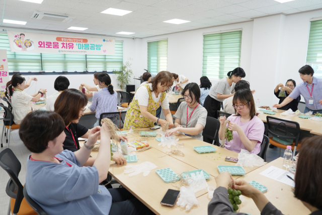 경북 청송군정신건강복지센터는 최근 신체적·사회적 변화로 외로움과 상실감을 겪기 쉬운 중장년층을 대상으로 