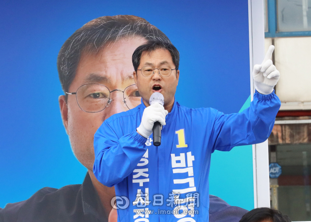 22일 경주 아랫시장에서 열린 6·3 지방선거 승리 민주당 경주시지역위원회 출정식에서 박근영 경주시장 후보가 지지를 호소하고 있다. 김진만 기자