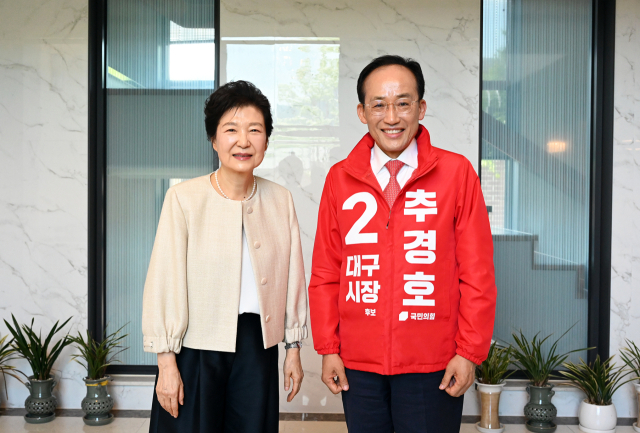 국민의힘 추경호 대구시장 예비후보가 4일 대구 달성군 박근혜 전 대통령 사저에서 박 전 대통령과 기념 촬영을 하고 있다. 연합뉴스