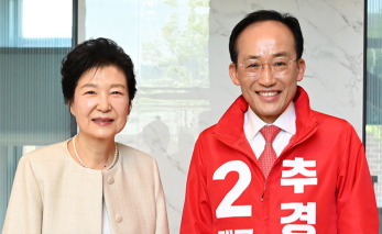'선거 퀸' 박근혜 효과 부를까…추경호와 칠성시장 출격
