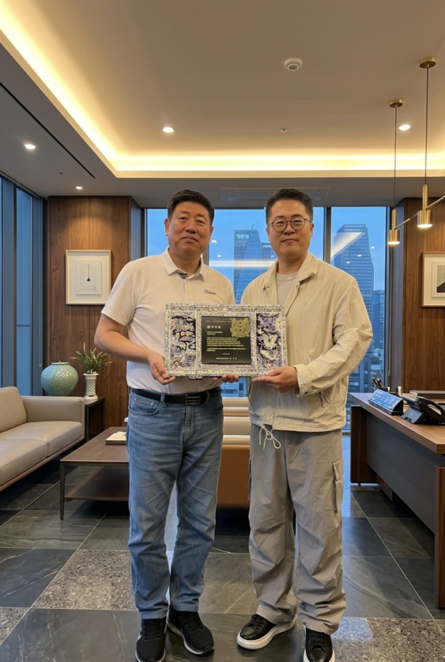 왼쫃이 김재용 위원장, 오른쪽이 김동후 회장