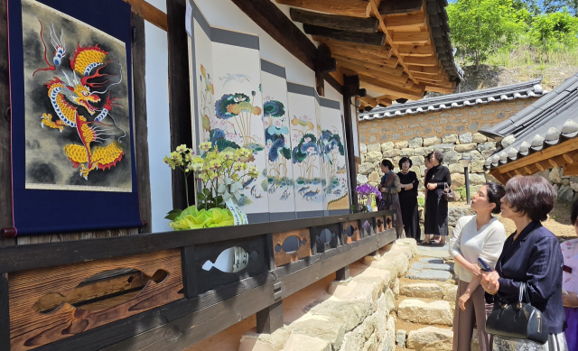 침수정 복원과 류기남 민화전시회에서 작가가 민화 그리기에 빠지도록 영향을 준 하당 권정순 한국민화연구소 소장이 작품을 살펴보고 있다. 엄재진 기자