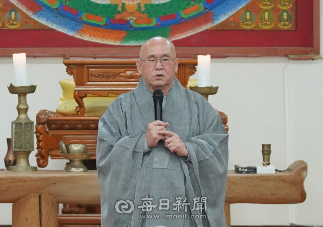 23일 경주 골굴사에서 열린 제12회 선무도 학술대회를 주최한 선무도 대금강문 문주 설적운 스님이 인사말을 하고 있다. 김주석 씨 제공