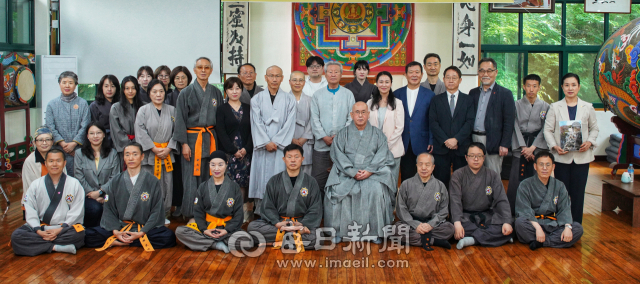 23일 경주 골굴사에서 열린 제12회 선무도 학술대회 발표자들과 참가자들이 단체사진을 촬영하고 있다. 김주석 씨 제공