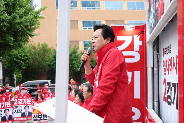 강기윤 국민의힘 창원시장 후보가 22일 성산구 원팀 출정식에서 지지자들 앞에 연설하고 있다. [사진=강기윤 선거사무소]
