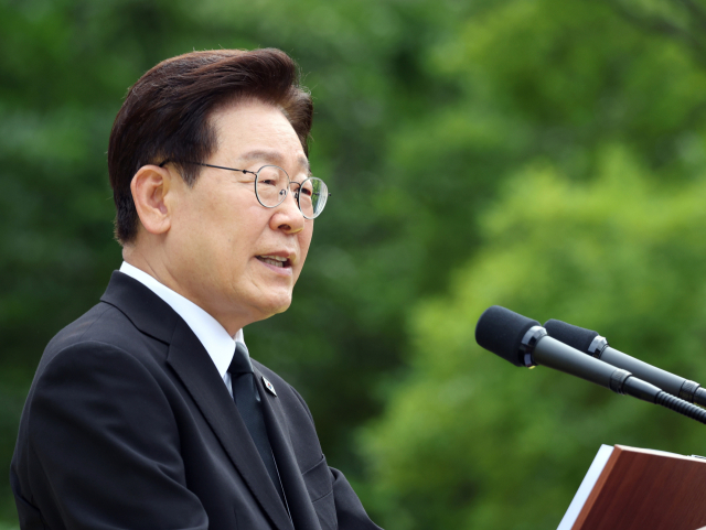 이재명 대통령이 23일 경남 김해시 봉하마을에서 열린 고 노무현 전 대통령 서거 17주기 추도식에 참석해 추도사를 하고 있다. 연합뉴스
