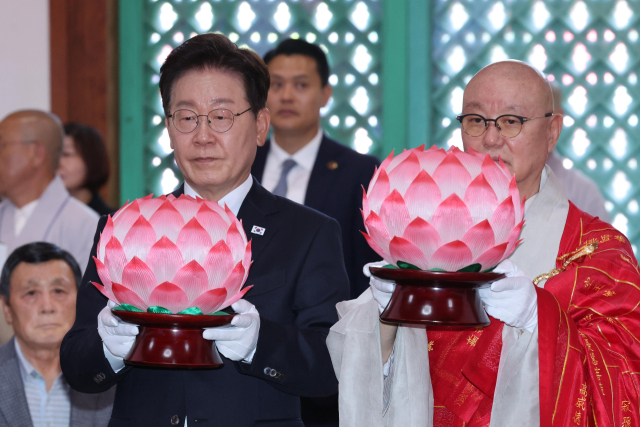 이재명 대통령이 24일 경기 양주시 한 사찰에서 열린 불기 2570년 부처님오신날 봉축법요식에서 헌등하고 있다. 연합뉴스