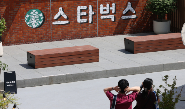 정부가 최근 마케팅 문구로 인해 5·18 민주화운동 폄훼 의혹이 제기된 스타벅스코리아에 수여했던 정부 표창의 취소 여부를 두고 내부 검토를 진행한 것으로 알려졌다. 이는 사회적 물의를 일으켰을 경우 정부 표창에 대한 수시 취소가 가능하다는 지침 규정에 따른 것이다. 사진은 24일 서울 한 스타벅스 영업점 모습. 연합뉴스