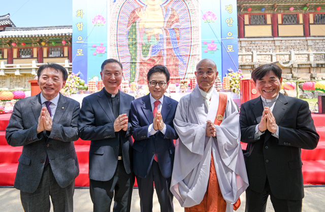 이철우 국민의힘 경상북도지사 후보가 24일 경주 불국사를 찾아 봉축법요식에 참석했다. 후보 캠프 제공