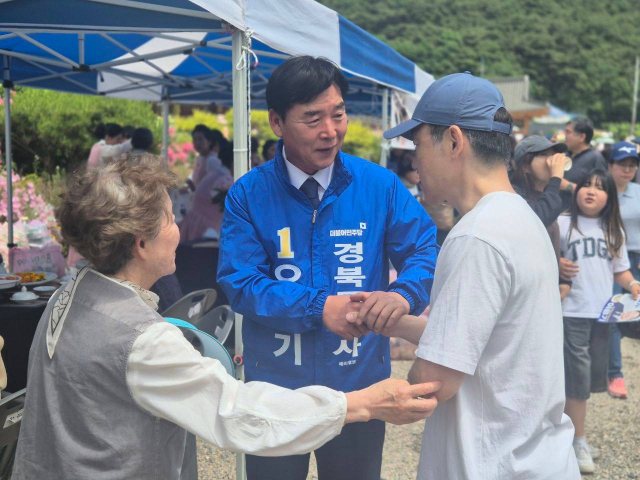 오중기 더불어민주당 경상북도지사 후보가 24일 포항 보경사를 찾아 지지를 호소하고 있다. 후보 캠프 제공