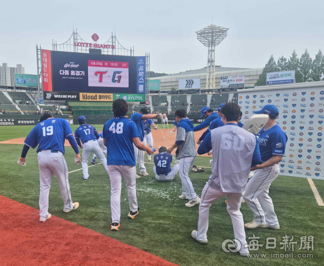 삼성 라이온즈 투수들이 24일 부산 사직구장에서 열린 롯데 자이언츠와의 경기에 선발 등판, 완봉 역투를 펼친 양창섭(앉은 선수)에게 축하의 물세례를 퍼붓고 있다. 채정민 기자