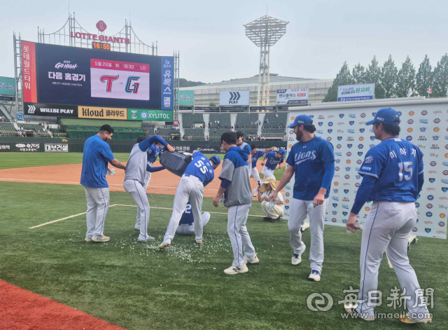 삼성 라이온즈 투수들이 24일 부산 사직구장에서 열린 롯데 자이언츠와의 경기에 선발 등판, 완봉 역투를 펼친 양창섭(앉은 선수)에게 축하의 물세례를 퍼붓고 있다. 채정민 기자