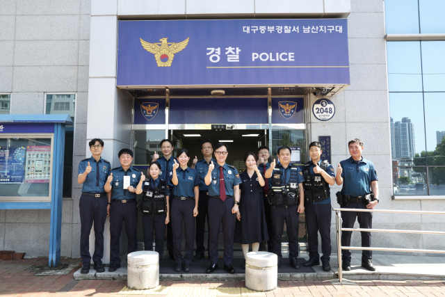 김병우 대구경찰청장은 지난 22일 2026년 상반기 베스트 지구대 1위에 선정된 대구중부경찰서 남산지구대를 방문해 인증패를 전달하고 격려의 자리를 마련했다. 대구경찰청 제공