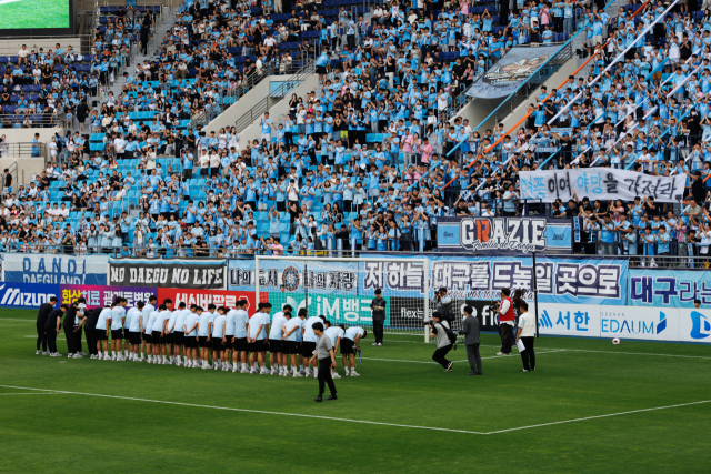현풍고 축구부 선수들이 24일 대구FC와 안산그리너스FC와의 경기가 열리는 아이엠뱅크파크에서 우승 세리머니 중 하나로 대구FC 서포터즈 