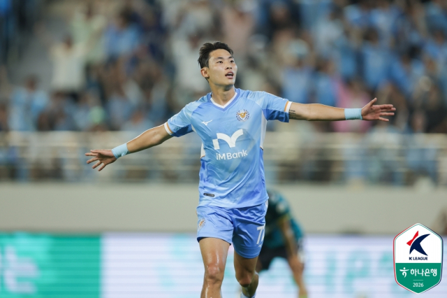 프로축구 K리그2 대구FC 최강민이 24일 안산그리너스FC와의 경기에서 두 번째 골을 넣고 세리머니를 하고 있다. K리그 제공