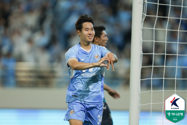 프로축구 K리그2 대구FC 박기현이 24일 안산그리너스FC와의 경기에서 세 번째 골을 넣고 세리머니를 하고 있다. K리그 제공