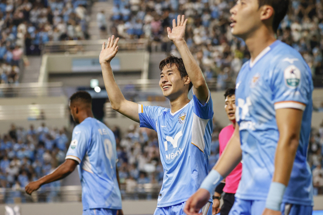 프로축구 K리그2 대구FC의 박기현이 24일 안산그리너스FC와의 경기에서 골을 넣은 후 관중에게 화답하고 있다. 대구FC 제공
