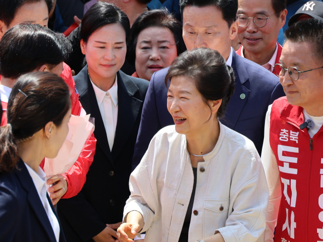 박근혜 전 대통령이 25일 어머니인 고 육영수 여사의 충북 옥천 생가를 방문해 시민들에게 인사하고 있다. 연합뉴스