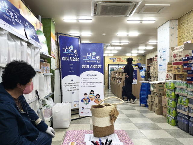 지난 21일 방문한 대구 중구 한 그냥드림 참여 사업장 한 편에는 그냥드림 물품이 담긴 가방이 늘어서 있었다. 마스크를 쓴 대상자가 물품 제공과 상담을 도울 사회복지사를 기다리는 모습. 김지효 기자