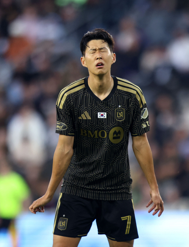 LAFC의 손흥민이 25일 미국 캘리포니아주 LA의 BMO 스타디움에서 열린 2026 MLS 15라운드 시애틀과의 홈 경기 도중 경기가 잘 풀리지 않자 아쉬워하고 있다. AFP 연합뉴스