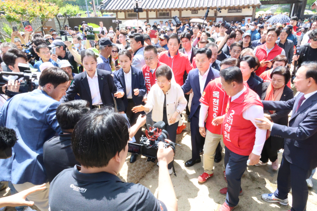 박근혜 전 대통령이 25일 시민들의 열렬한 환호 속에 어머니인 고 육영수 여사의 충북 옥천 생가를 방문해 둘러보고 있다. 연합뉴스