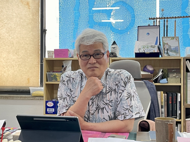 송현수 한국서예협회 이사장이 자신의 서실에서 포즈를 취하고 있다. 이연정 기자