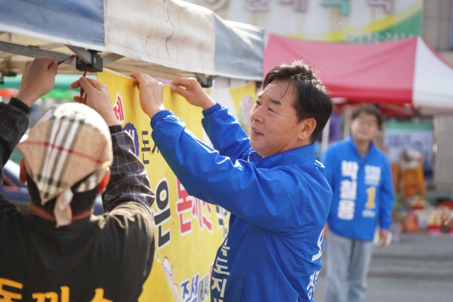 오중기 더불어민주당 경상북도지사 후보가 25일 포항 오천 5일장을 찾아 민생 현장을 살피고 있다. 오중기 후보 캠프 제공