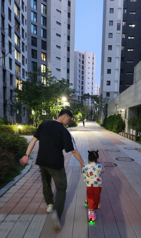 [엄마들의 수다] <뒷모습>