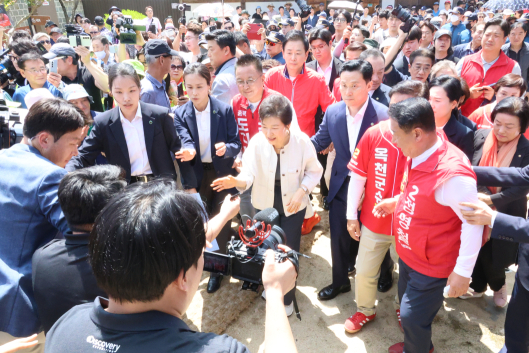 이재명 vs 박근혜…전·현직 대통령 '地選 대리전'