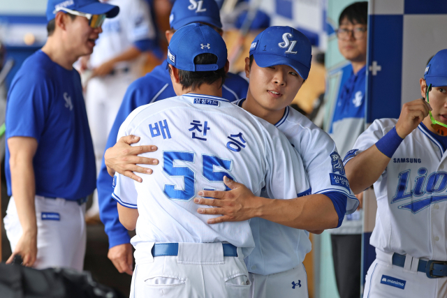 삼성 라이온즈의 이승민이 지난 4월 18일 LG 트윈스와의 경기 도중 자신에 이어 등판한 배찬승이 위기를 잘 막고 덕아웃으로 들어오자 안아주고 있다. 삼성 제공