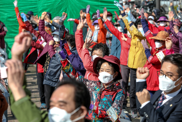 대구 달서구 성서노인종합복지관 앞 마당에서 