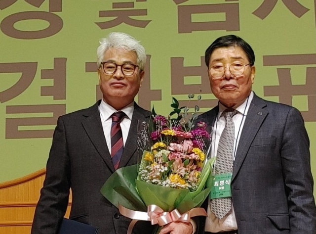 지난 3월 열린 한국서예협회 정기총회에서 송현수(왼쪽) 이사장이 당선된 뒤 최명식 선거관리위원장과 기념사진을 찍고 있다. 한국서예협회 제공