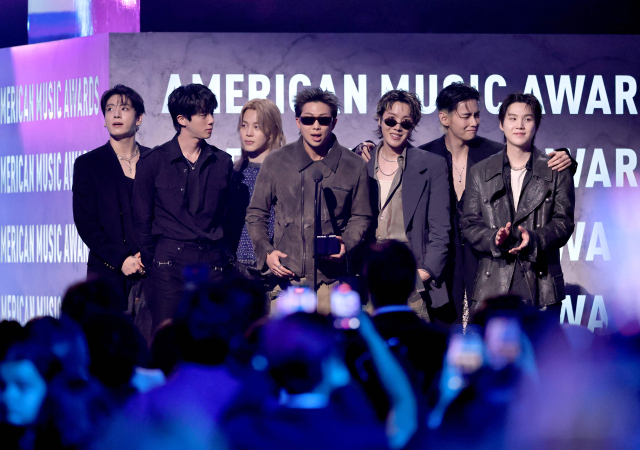 방탄소년단은 지난 25일(현지시간) 미국 라스베이거스 MGM 그랜드 가든 아레나에서 열린 아메리칸 뮤직 어워즈(AMA) 시상식에서 