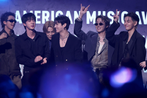 BTS 대상·케데헌 4관왕…美 3대 시상식 AMA 휩쓴 K컬처