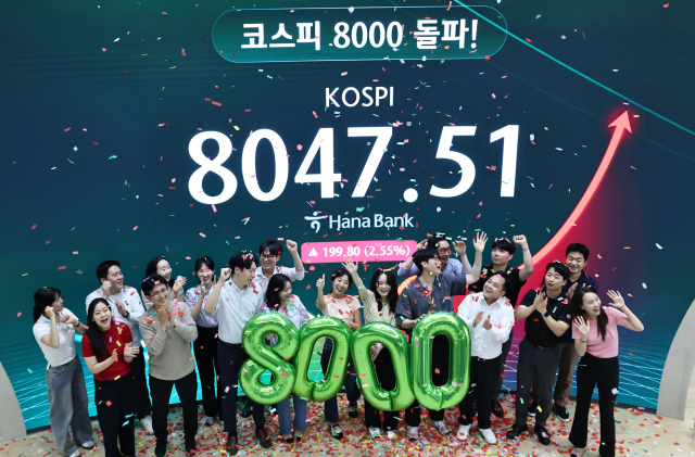 26일 서울 중구 하나은행 딜링룸 현황판에 코스피 등이 표시되고 있다. 이날 코스피는 전 거래일 대비 199.80포인트(2.55%) 오른 8,047.51에 장을 마쳤다. 연합뉴스