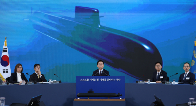 이재명 대통령이 26일 경남 창원시 진해구에서 열린 제1회 미래국방전략위원회에서 안규백 국방부 장관의 핵추진잠수함 개발 기본계획 보고를 듣고 있다. 연합뉴스