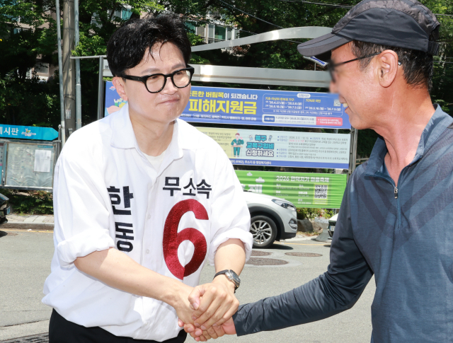 무소속 한동훈 부산 북갑 국회의원 보궐선거 후보가 25일 오후 부산 북구 만덕동 일원에서 주민들과 인사하고 있다. 연합뉴스