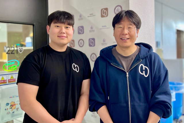 신약 개발 AI 에이전트 READ-ADMET을 개발한 정희서 석사과정 학생(왼쪽)과 한동대 홍참길 교수(오른쪽). 한동대 제공.