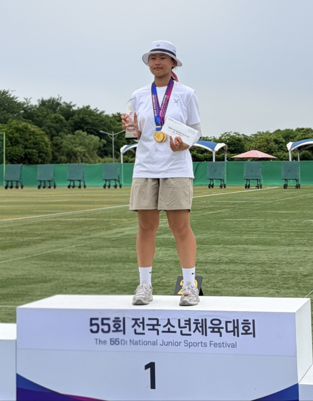 예천여자중학교 양궁부 김지율 학생 선수가 제55회 전국소년체육대회에서 5관왕을 달성한 뒤 기념 촬영하고 있다. 예천여중 제공