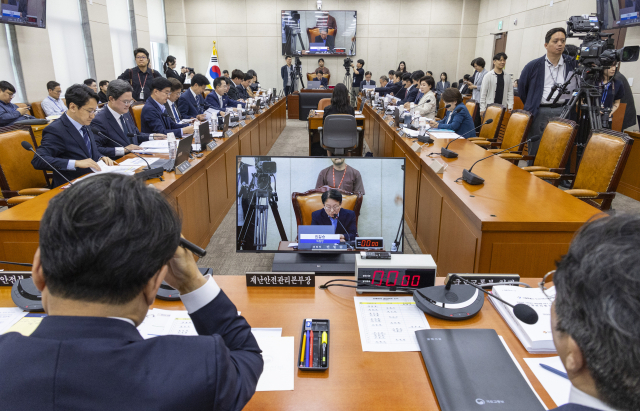 26일 국회에서 행정안전위원회 전체 회의가 열리고 있다. 이날 행안위는 여야가 GTX 철근누락과 광화문 감사의 정원 문제 현안질의를 위해 여당 주도로 열렸다. 이에 국민의힘은 스타벅스 불매 운동 등 여당 비판을 위한 내용으로 질의를 진행했다. 연합뉴스