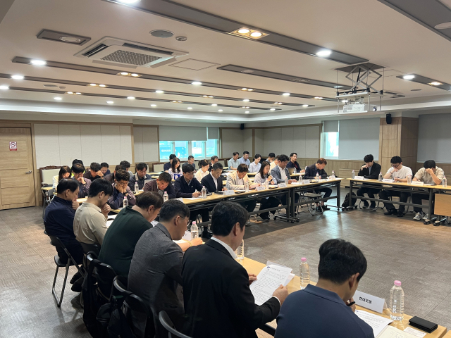 부산항만공사가 부산항 신선대감만터미널 대회의실에서 항만 무탄소화 전환 지원사업 관련 국산 전기 야드트랙터(Y/T) 운영 실적 공유 및 사용자 간담회를 진행하고 있다. [사진=부산항만공사]