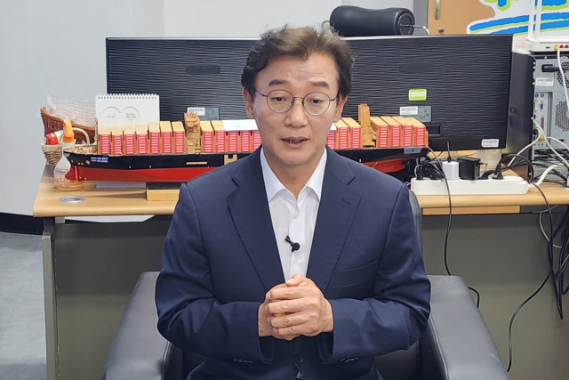 전재수 더불어민주당 부산시장 후보가 부산 산업 구조 전환과 부울경 연계 성장 전략에 대해 설명하고 있다. [사진=부산언론협회]