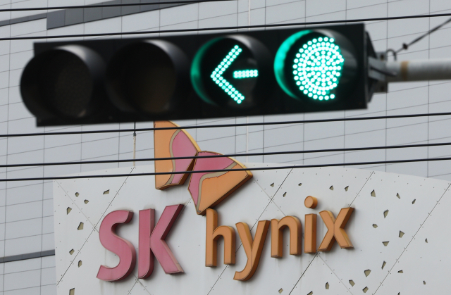[속보] SK하이닉스, 시총 1조달러 클럽 진입…삼전 이어 두번째