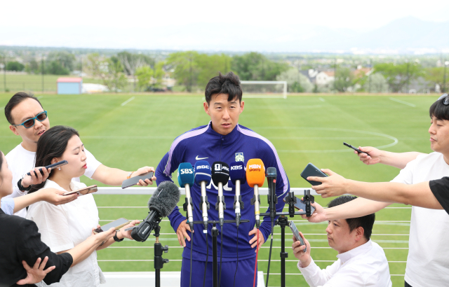 26일(현지시간) 오후 미국 유타주 헤리먼에 위치한 자이언스뱅크 트레이닝센터에서 축구 국가대표팀 손흥민이 인터뷰를 하고 있다. 연합뉴스