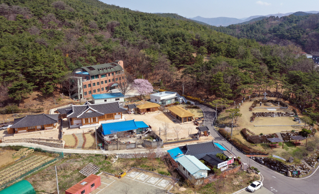 신나무골 성지 전경. 골짜기 주변에 신나무가 많이 자라 신나무골이라 불렸다. 대구 천주교 요람지 기념비, 한티가는 길 순례자 숙소와 십자형 한옥 성당이 있다. 매일신문 DB.